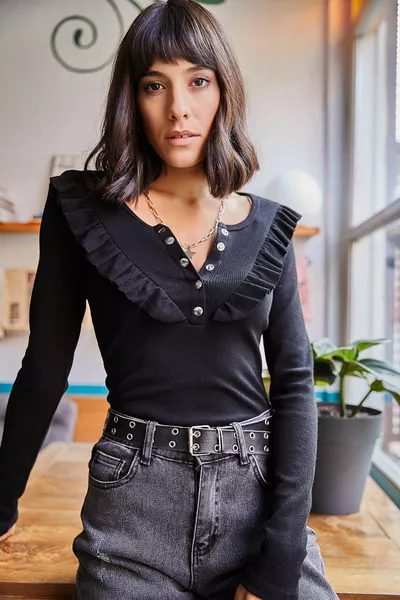 بلوز نسائي أسود بكشكشة وقبة مرتفعة 