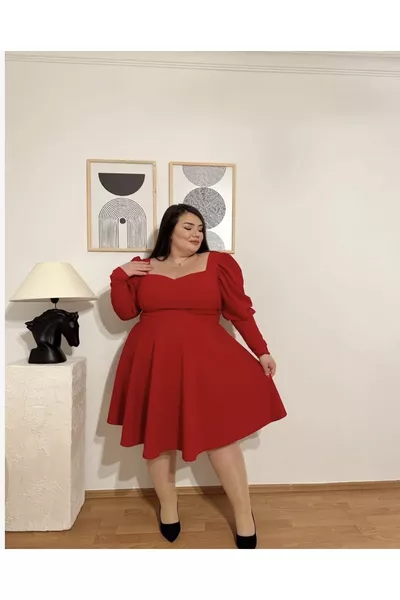 فستان كبير الحجم بأكمام منفوخة، وياقة على شكل قلب، باللون الأحمر