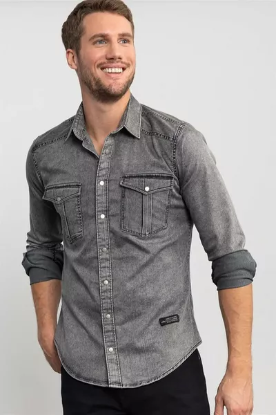 قميص رجالي رمادي دنيم طويل الأكمام بقصة ضيقة وتناسب نحيف