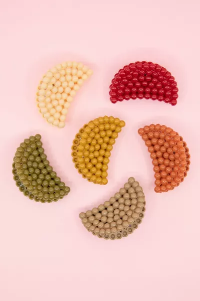 طقم مشابك للشعر نسائي 6 قطع بألوان مختلفة مع لؤلؤ