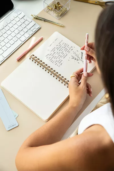 دفتر ملاحظات بحجم  بغلاف صلب وحبكة خطية بدون خطوط وبدون تاريخ، لون خمري