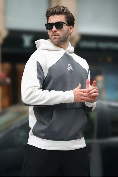 سويت شيرت بقبة بغطاء رأس وجيوب وتطريز بلون عاجي 