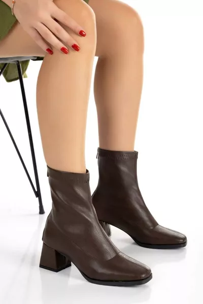 حذاء نسائي بكعب 5 سم للجورب العريض مع مقدمة مربعة ومرن