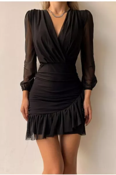 فستان أسود بأكمام من التول مع درابيه