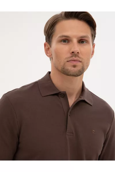 كنزة بولو ضيقة باللون البني الغامق مقاومة للتجعد من قماش بايكه أساسية 