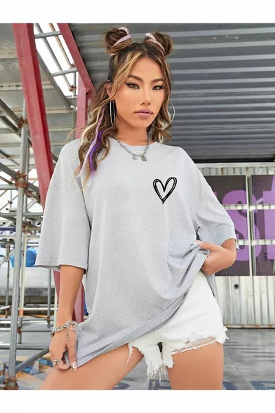 قميص نسائي كبير الحجم بطباعة قلب صغير