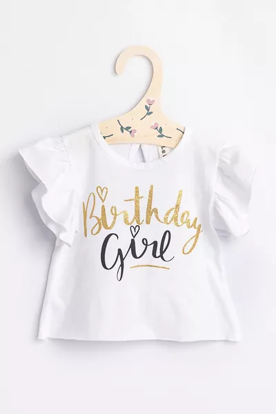 قميص طفلة بأكمام قصيرة باللون الأبيض مكتوب عليه Birthday Girl