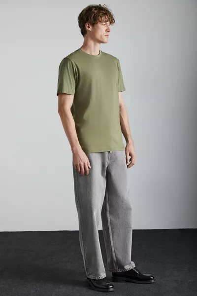 تي شيرت رجالي سولو % قطن عضوي سميك الملمس قصّة مريحة وياقة دائرية باللون الأخضر الزيتوني