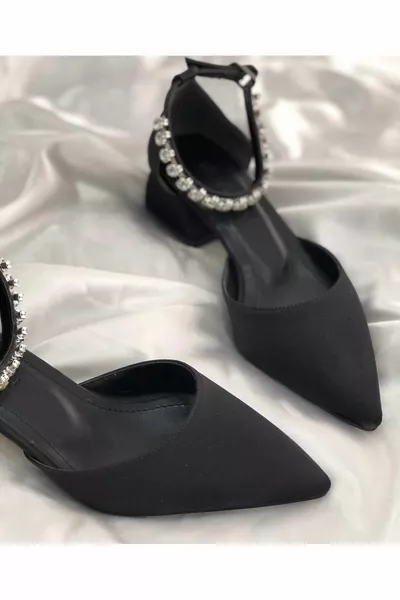 DAMESSCHOENEN MET KORTE HAKKEN VAN SATIJNEN MATERIAAL MET ENKELSTEENTJES