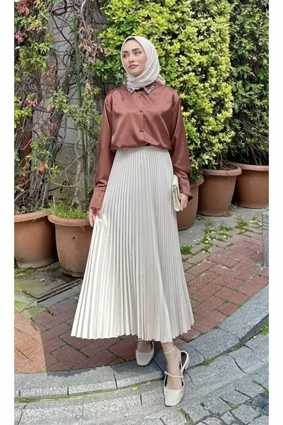 Pleated skirt with black leather look