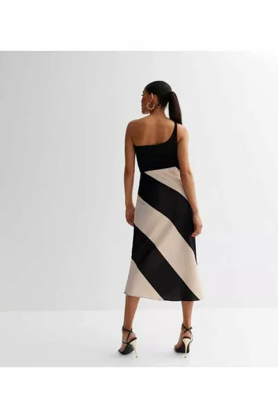 تنورة مخططة من الساتان متوسط الطول