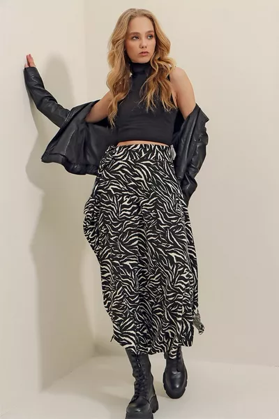 المرأة السوداء والفانيليا غير متناظرة قطع الخصر تنورة التعادل 