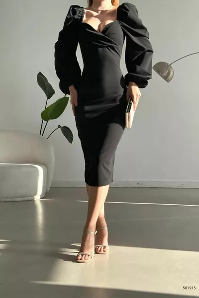 Robe midi à manches fendues à manches princesse noire détaillée à col coeur