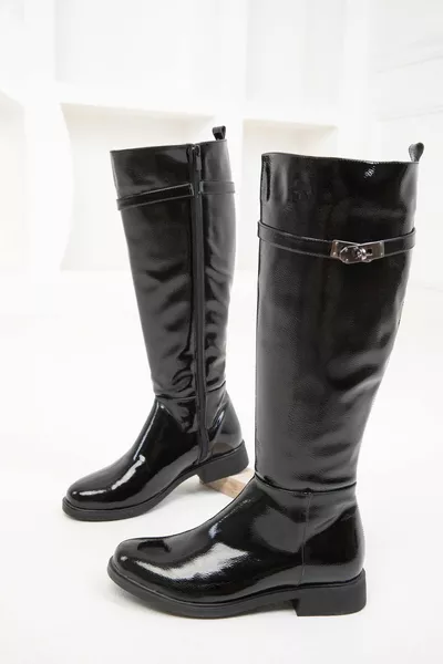 Черни матови дамски ботуши от лачена кожа 