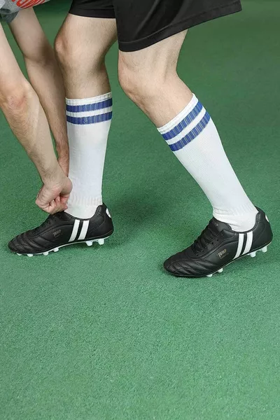 أحذية كرة قدم رجالية بالأبيض والأسود