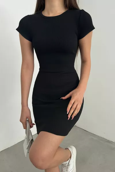 Вталена/вталена мини рокля с къс ръкав с кръгло деколте черна