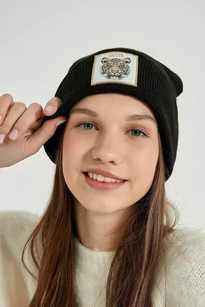  Черный берет с гербом тигра