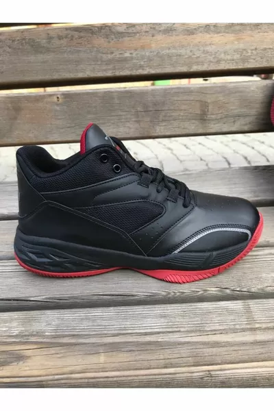  حذاء رياضي لكرة السلة باللونين الأسود والأبيض مناسب للاستخدام اليومي.