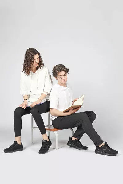  Черные женские кроссовки для походов