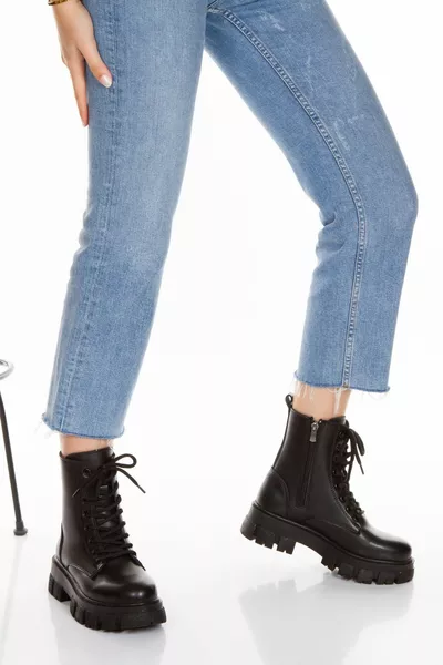 أحذية نسائية سوداء