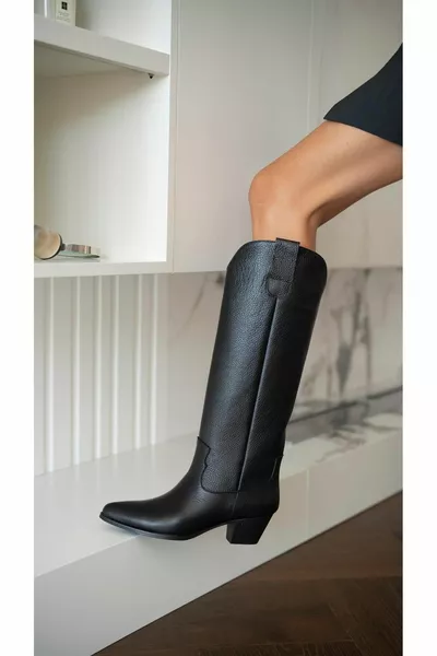 الزواج من الأحذية الجلدية السوداء