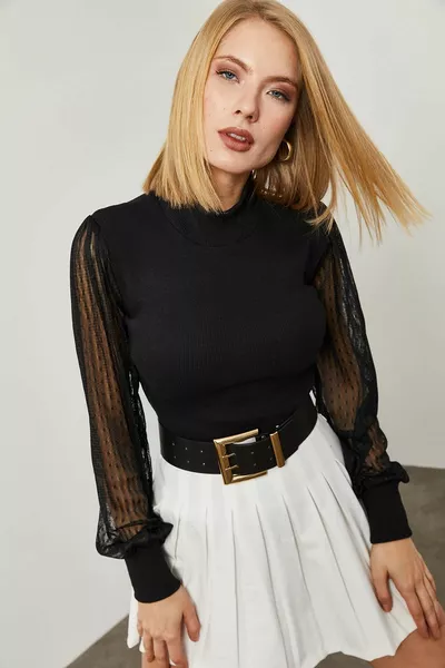 Дамска черна дантелена блуза с детайли камзола 