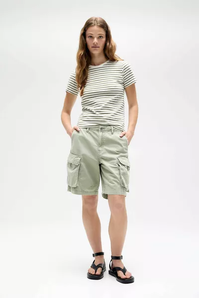 Gestreiftes und kurzärmeliges T-Shirt