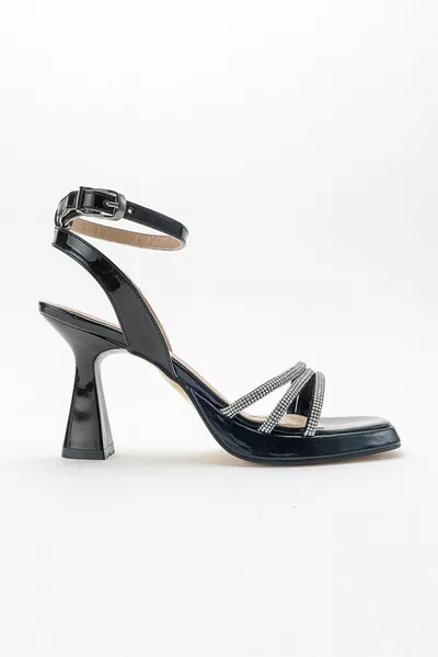 Sandali con tacco da donna con plateau in sbieco di pietra in vernice nera