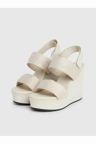 صنادل كاجوال بكعب عال بشعار البيج للسيدات 