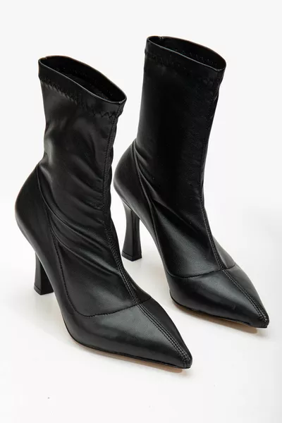 Enkellaarzen met zwarte huid en halfhakken voor dames