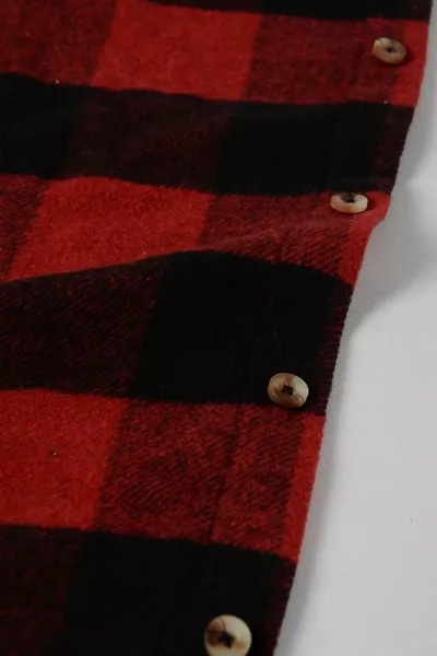 Camicia da boscaiolo con bottoni rossi