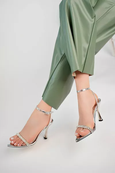 الكعب العالي بالحجر المجمد  سم (غير مناسب للأقدام الصدفية)