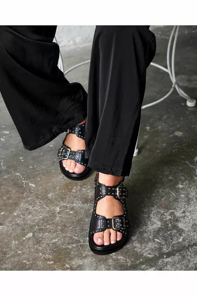 Повседневные босоножки с камнями