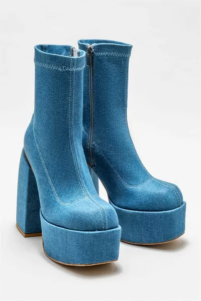 حذاء نسائي بكعب أزرق