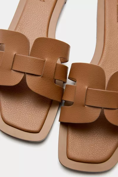 Равни сандали с диагонални презрамки