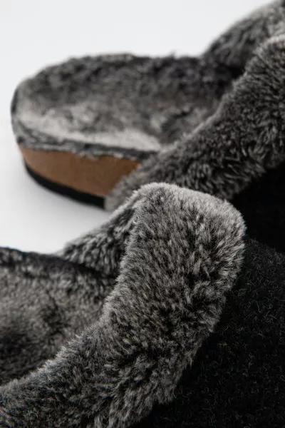 النعال شعر الفراء الداكن