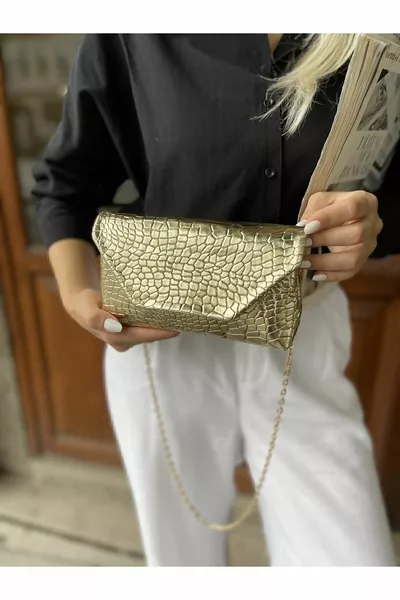 Borsa a catena con motivo coccodrillo dorato da donna