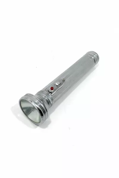 Metalen zaklamp met nostalgische batterij wordt gevoed door 3 grote batterijen