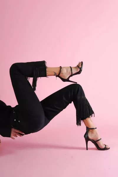 توريو أسود بكعب ثلاثي أحزمة