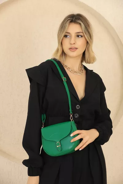 Erba verde  semplice ed elegante chiusura a scatto croce borsa a tracolla con tracolla regolabile L:  E:  g: 6