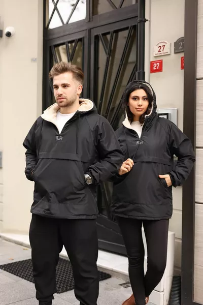 Cappotto in felpa impermeabile con cappuccio e tasche a marsupio in pelliccia all'interno