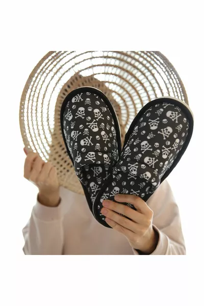 الرجال الأسود الجمجمة منقوشة النعال منزل وحيد لينة