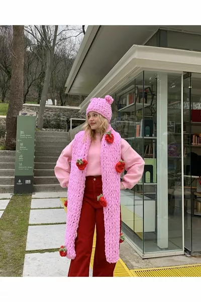 Плюшевый вязаный клубнично-розовый шарф