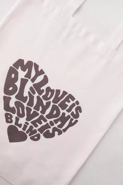 حقيبة كتف منقوشة 