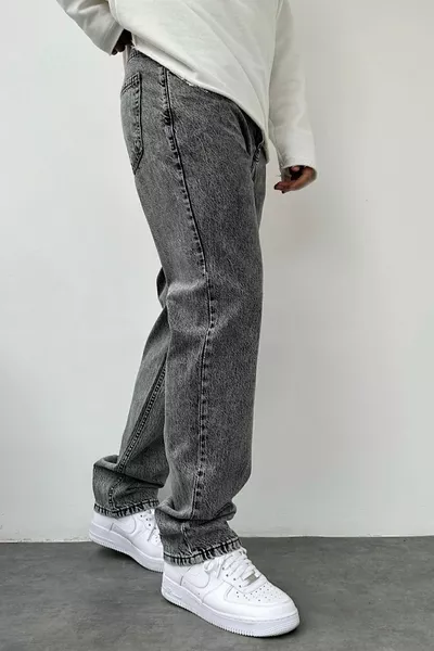 Jeans larghi di colore grigio con lavaggio acido