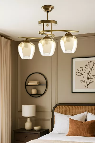 صالة فوجي - مطبخ - غرفة نوم، ثريا ثلاثية مع هيكل عتيق وزجاج عسل