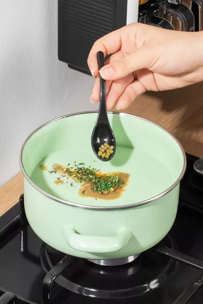 طقم بهارات مع ملعقة وغطاء ولصق ذاتي للقاعدة - بهارات مع علامة - أسود