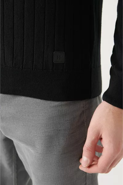 سترة رجالية سوداء منسوجة بياقة دائرية 