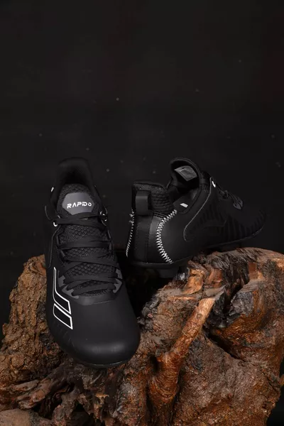 الرجال العشب الميدان الرمل الميدان و Astroturf والعتاد أحذية كرة القدم اللون الأسود عدم الانزلاق قوي دائم مضمون