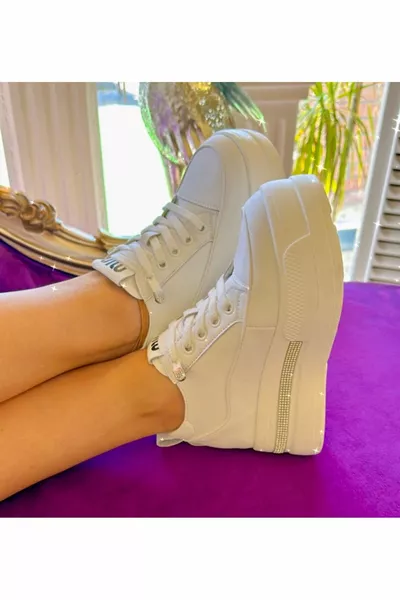 Белые стеганые кроссовки на каблуке